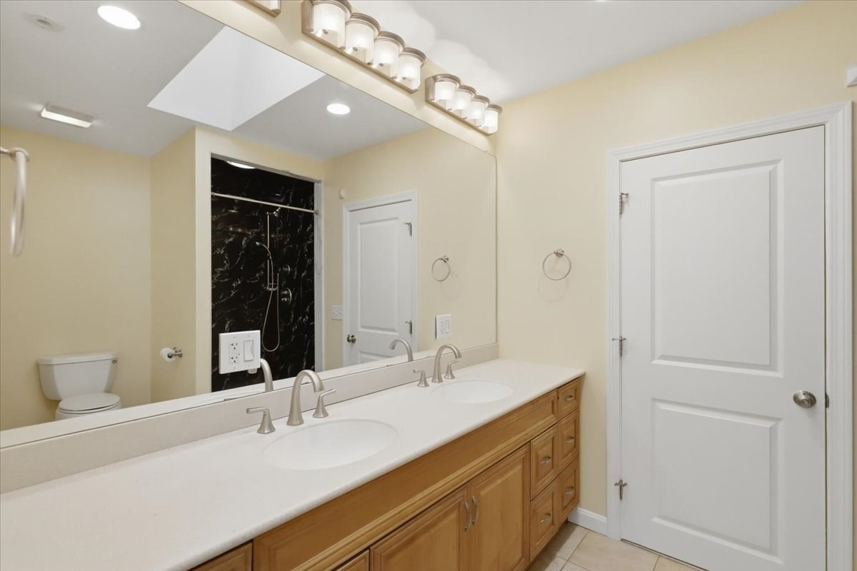 1015 Forbes St Property Photo 7
