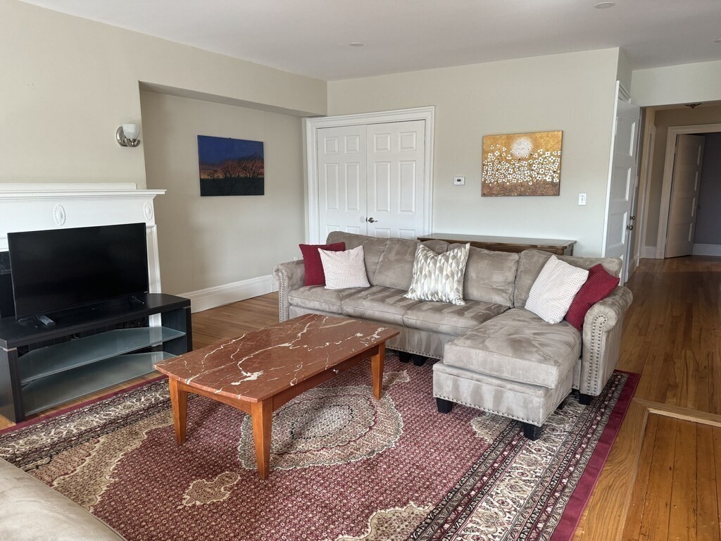 318 Tappan Property Photo 3