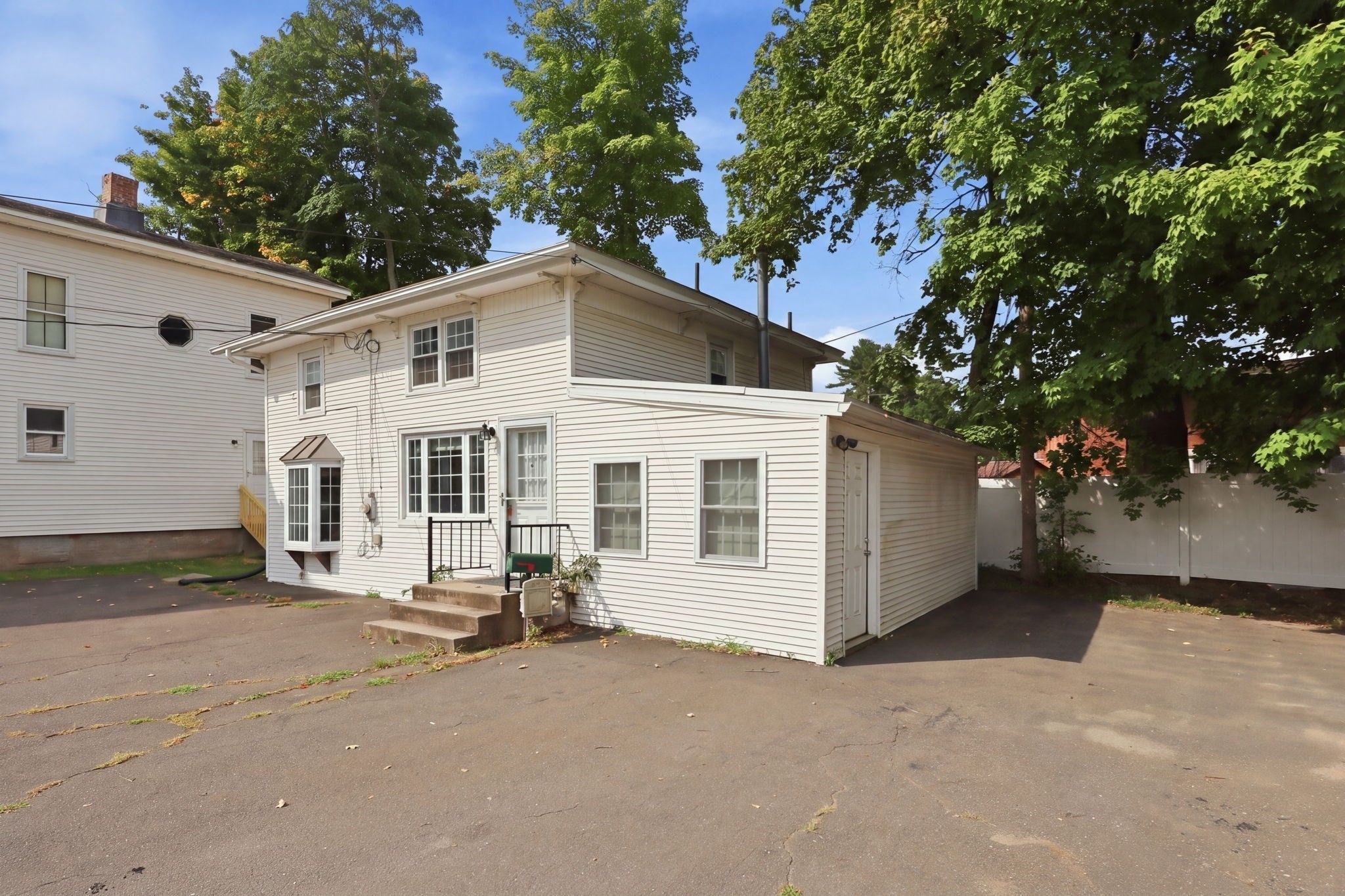 5 Noble Ave Property Photo 4