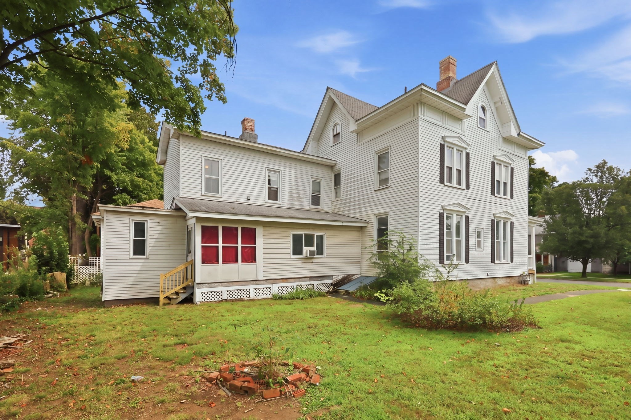 5 Noble Ave Property Photo 5