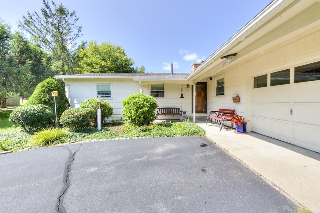 6 Burtenmar Circle Property Photo 2