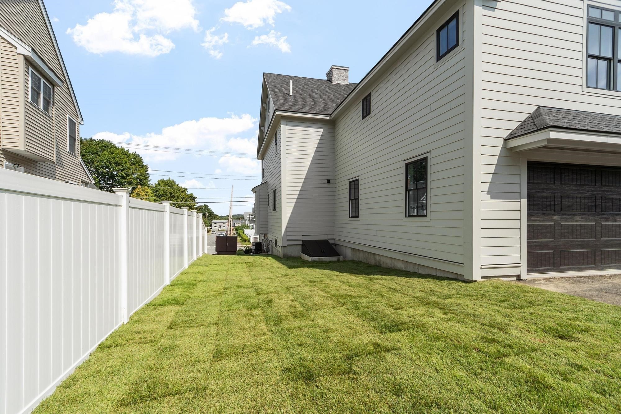 688 Westford St Property Photo 4