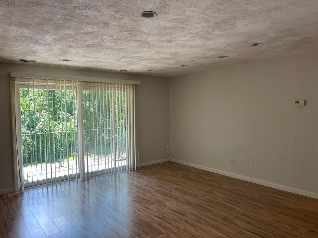 109 Oak Ln # 6 Property Photo 1