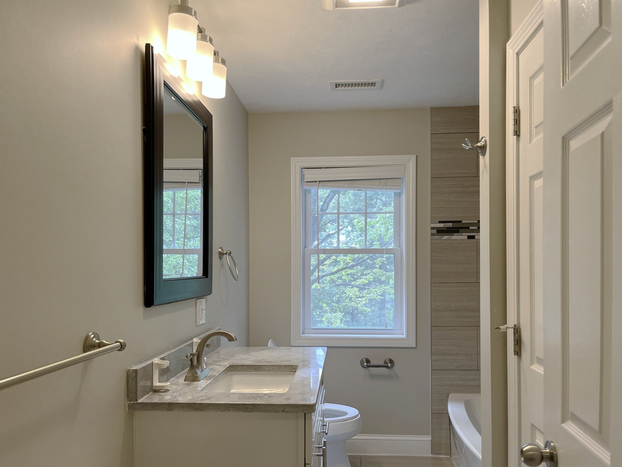 20 Beacon St # 20 Property Photo 24