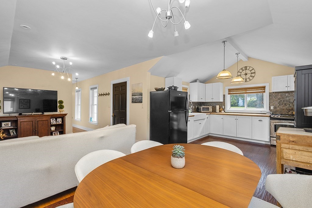 6 Pine St Property Photo 9