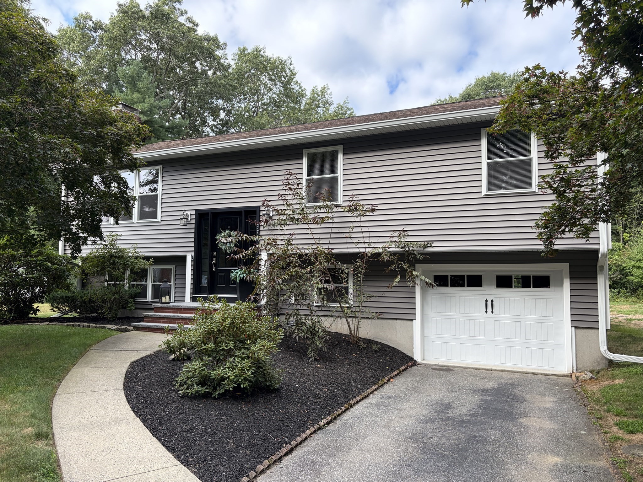370 Forest Street Property Photo 2