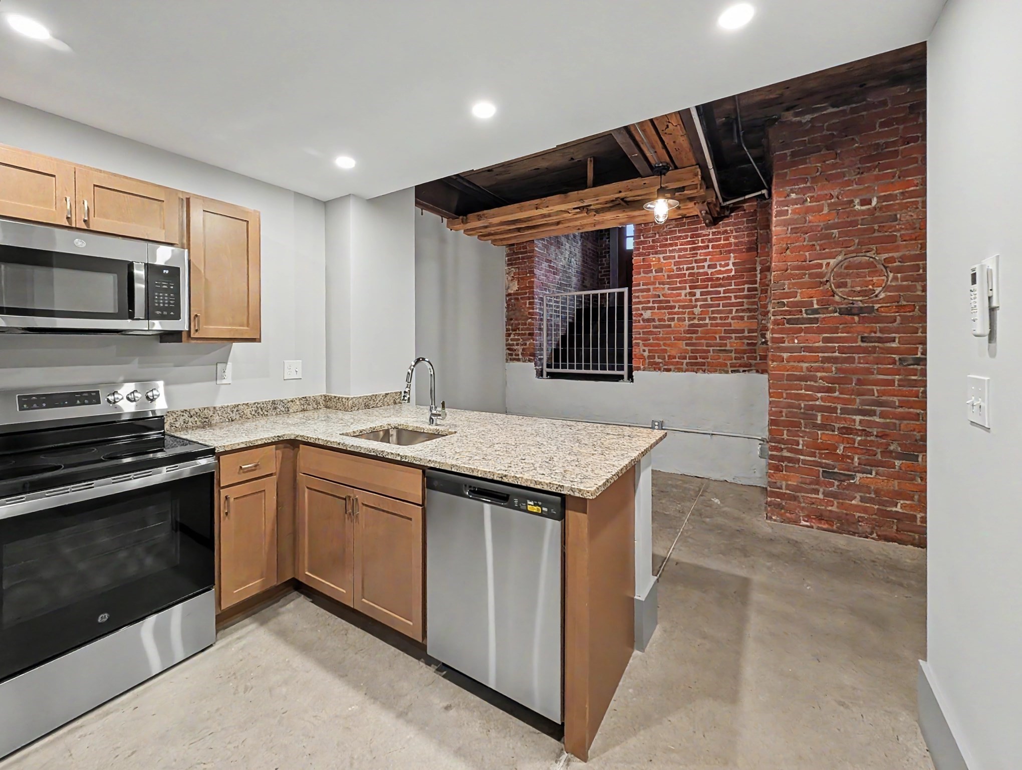 90 Grove St Property Photo 1
