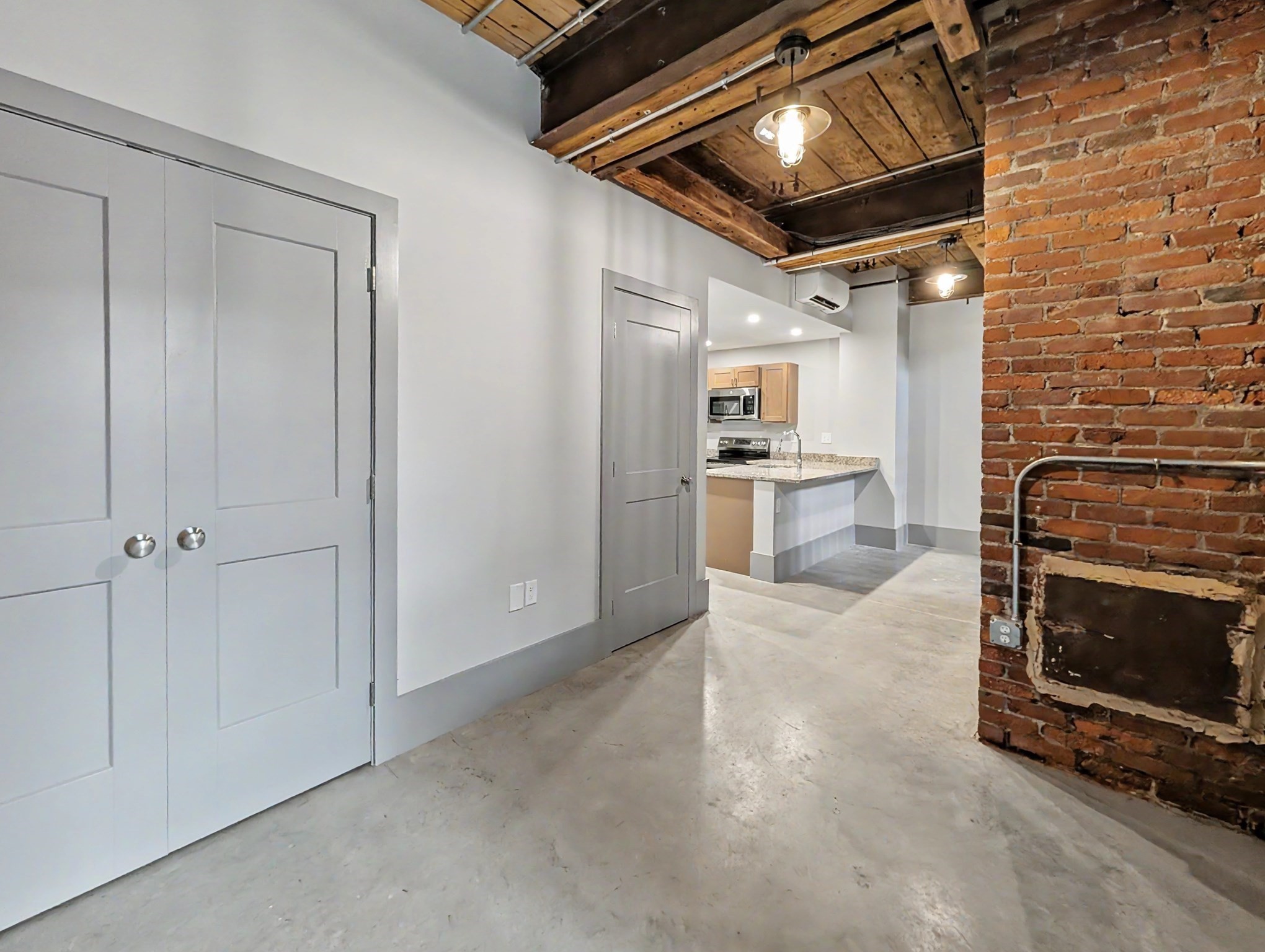 90 Grove St Property Photo 4