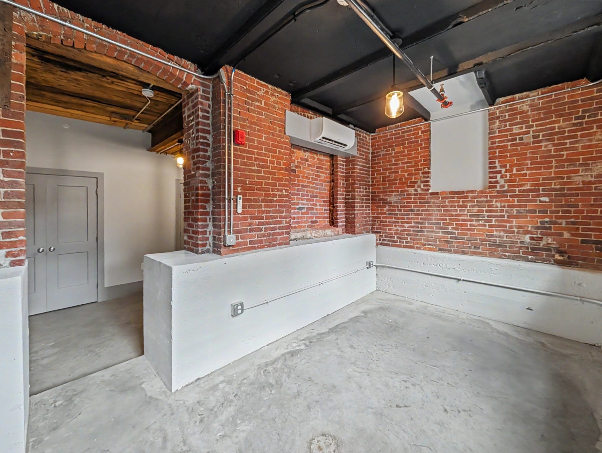 90 Grove St Property Photo 6
