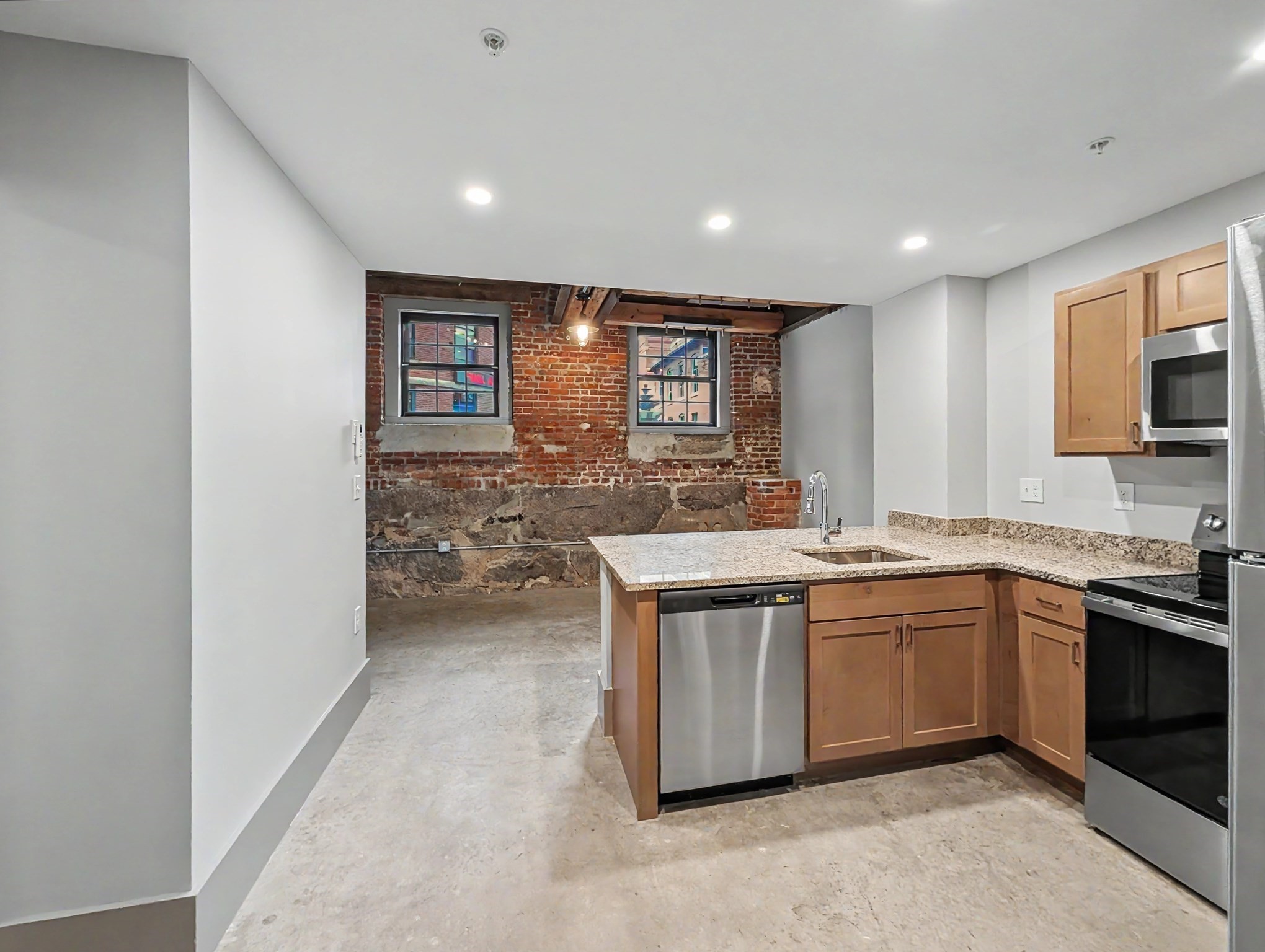 90 Grove St Property Photo 3