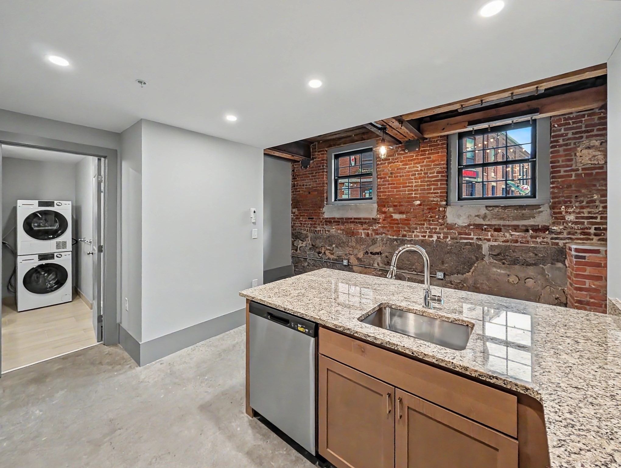 90 Grove St Property Photo 4