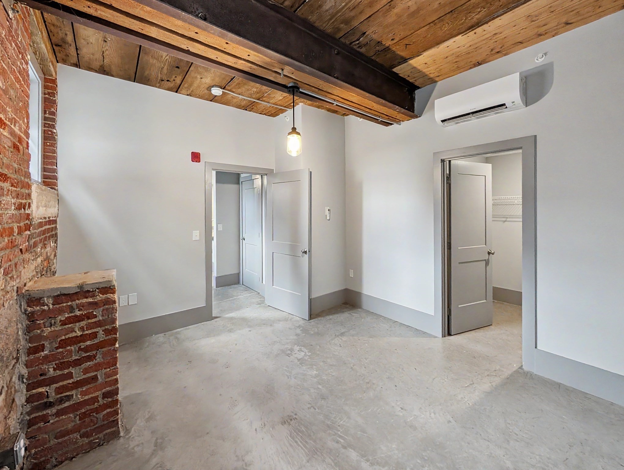 90 Grove St Property Photo 5