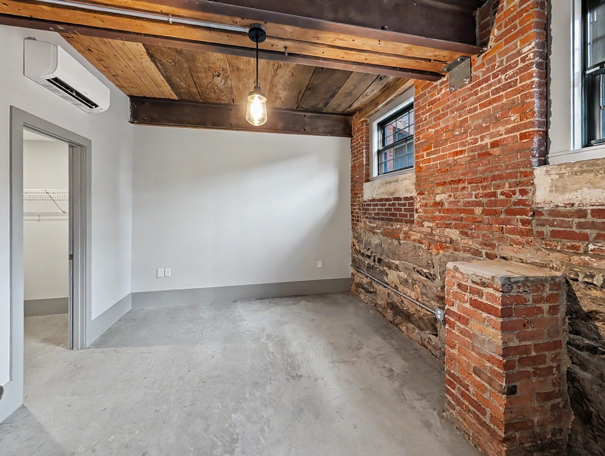 90 Grove St Property Photo 6