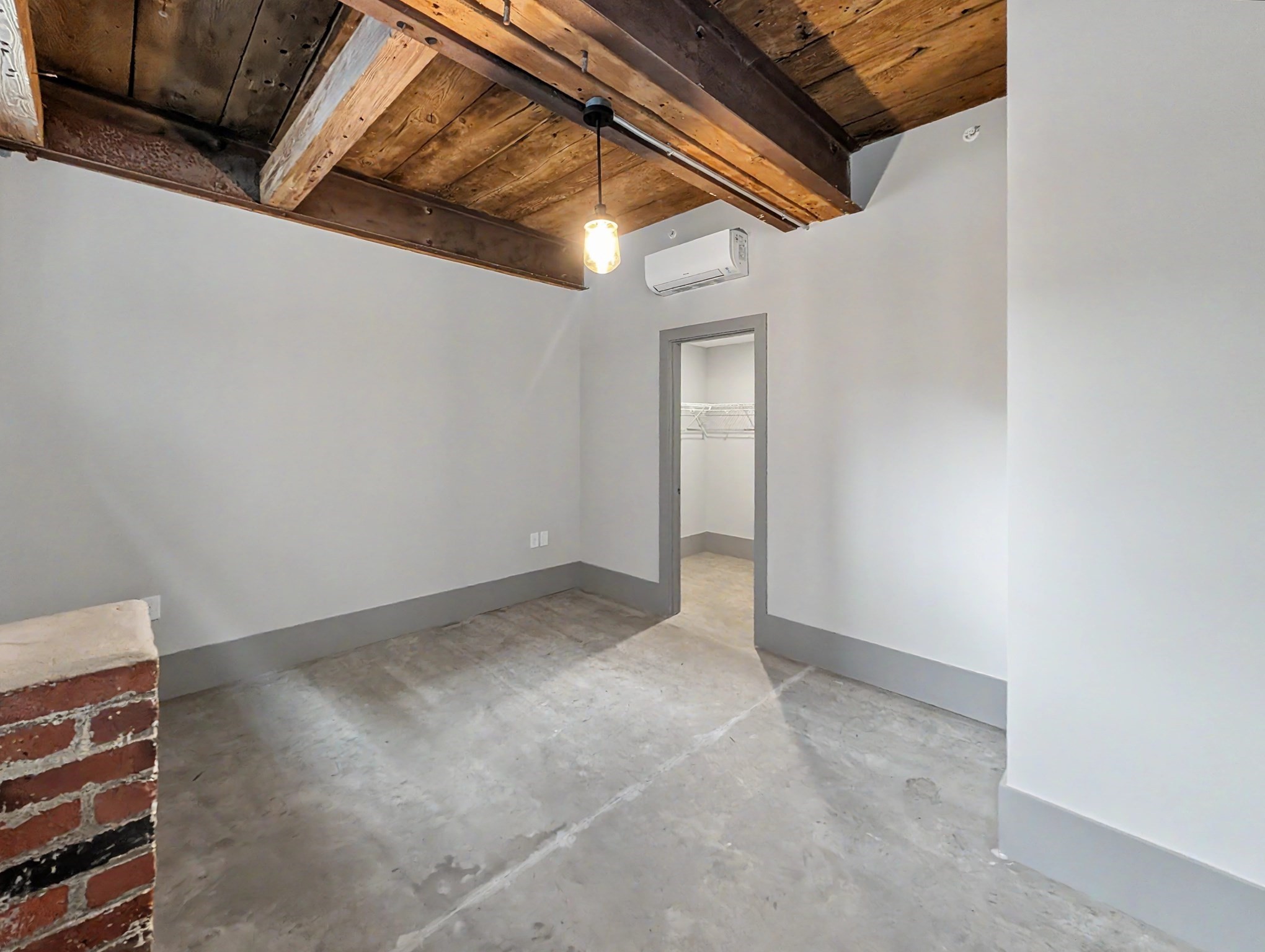 90 Grove St Property Photo 4