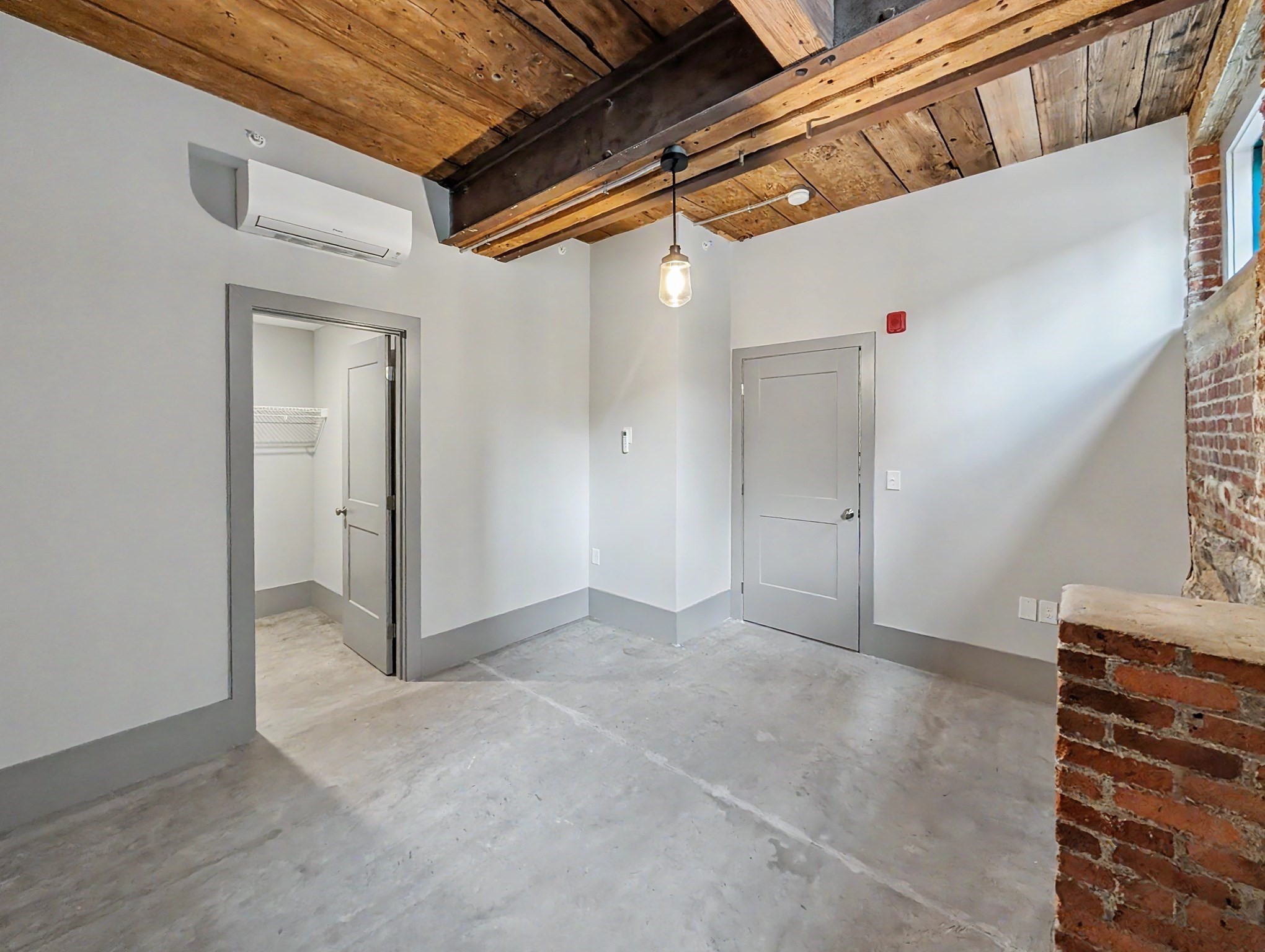 90 Grove St Property Photo 5