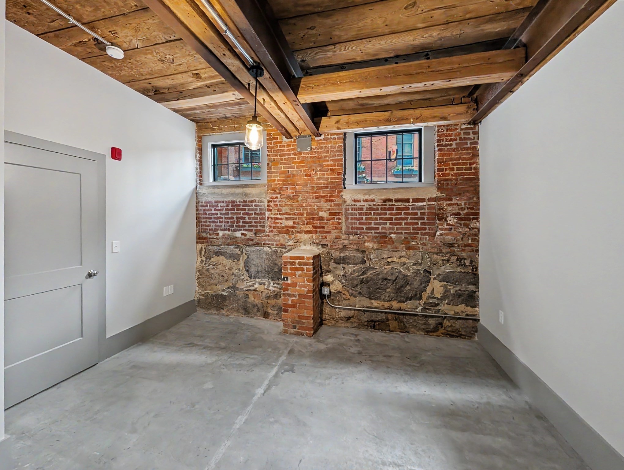 90 Grove St Property Photo 6