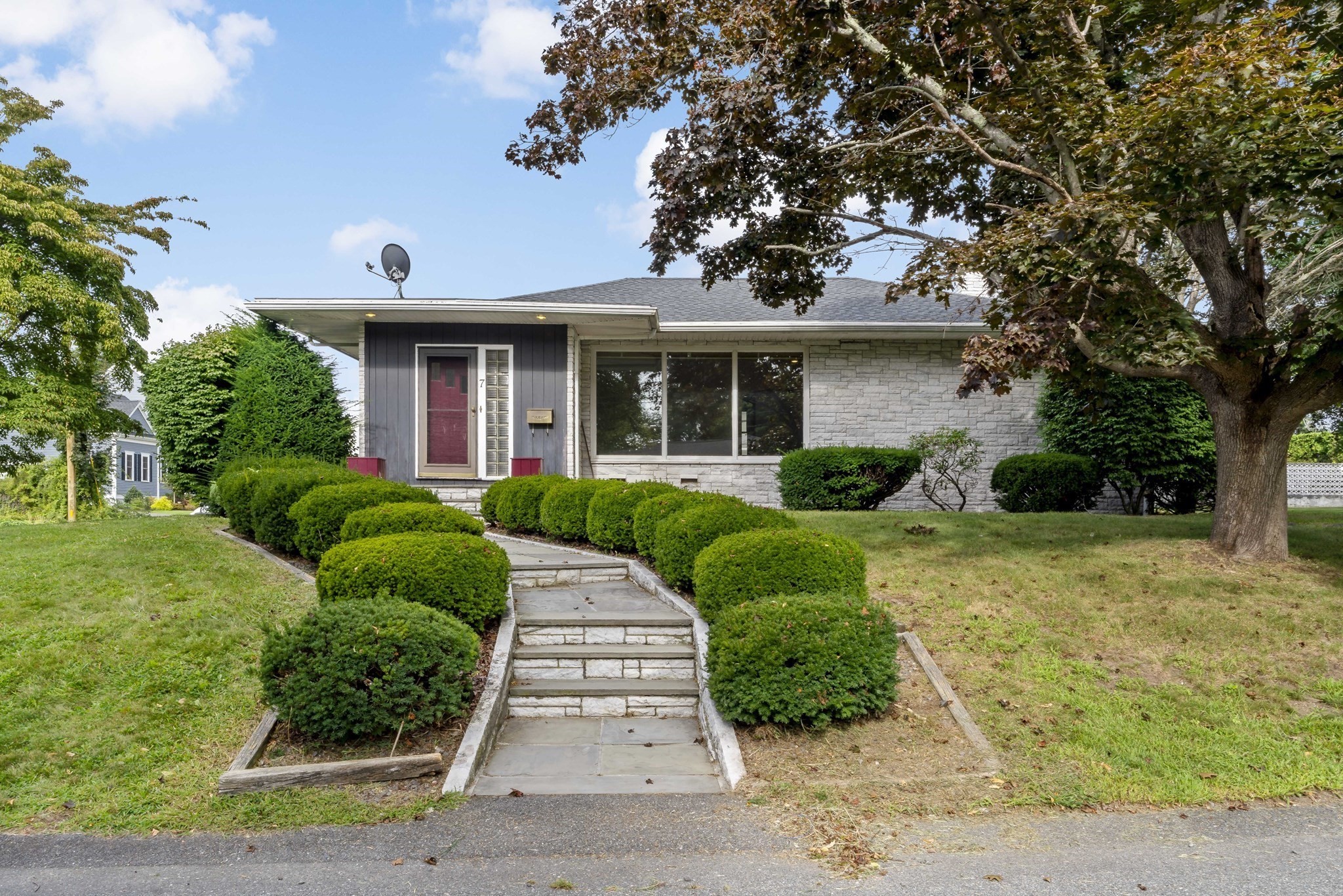 7 Harold Ave Property Photo 3