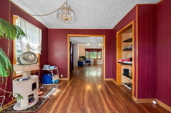 317 Oxford St N Property Photo 12