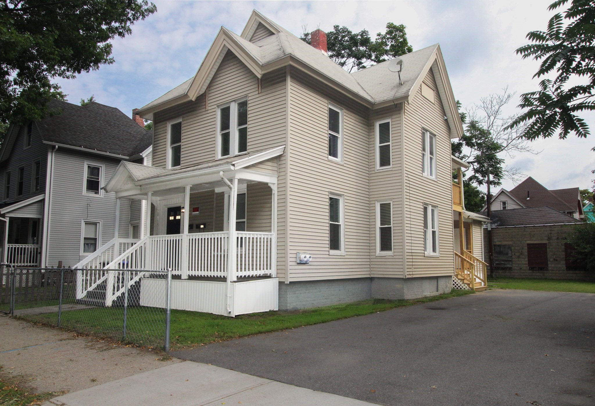 129 Catharine St Property Photo 2