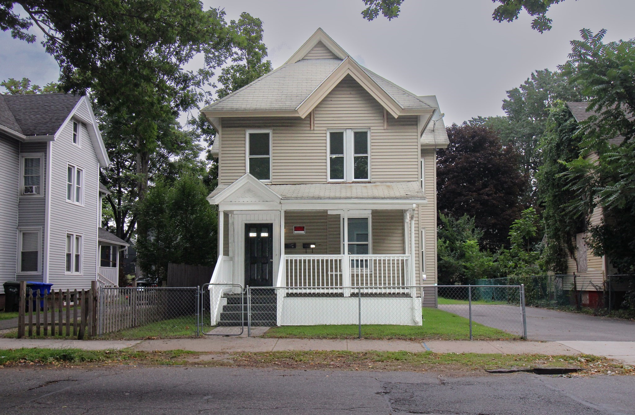 129 Catharine St Property Photo 3