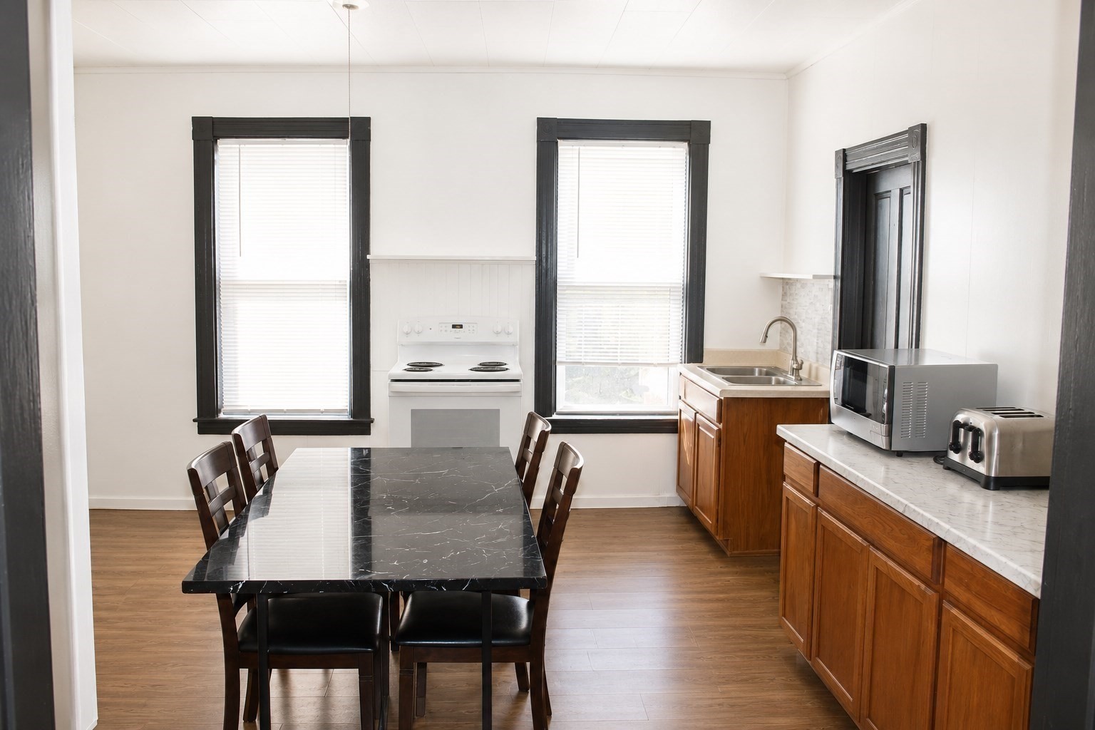 10 Hollywood St Property Photo 5