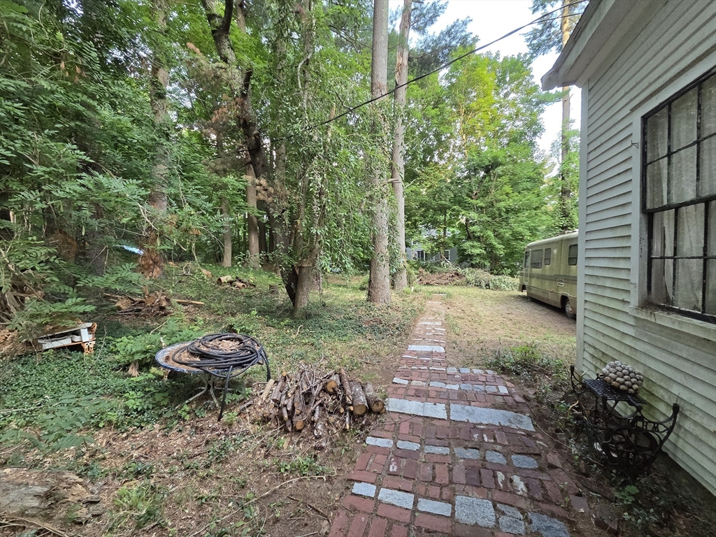 425 Main St Property Photo 9