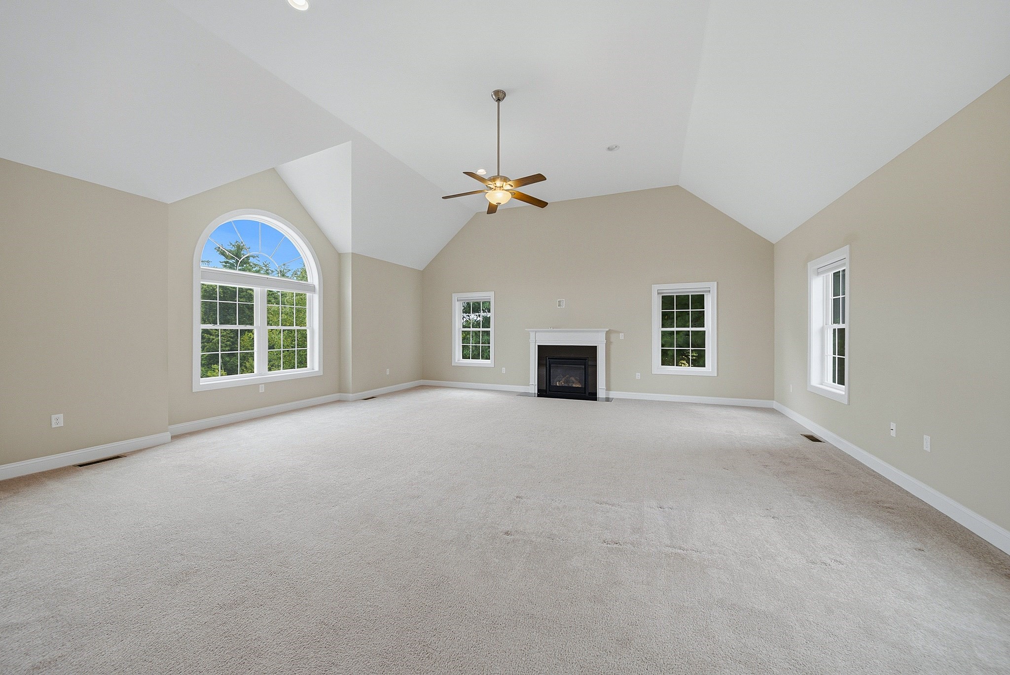 52 Regency Dr Property Photo 4
