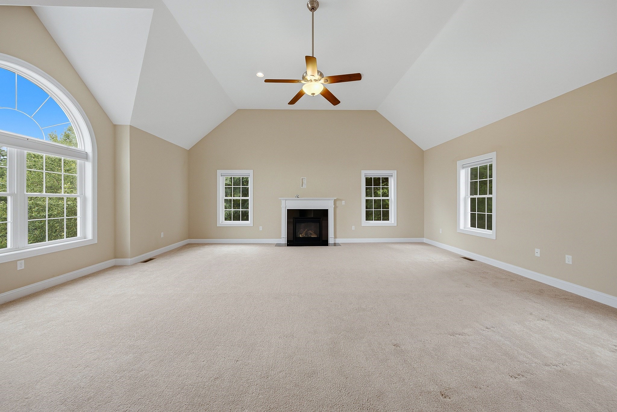 52 Regency Dr Property Photo 5