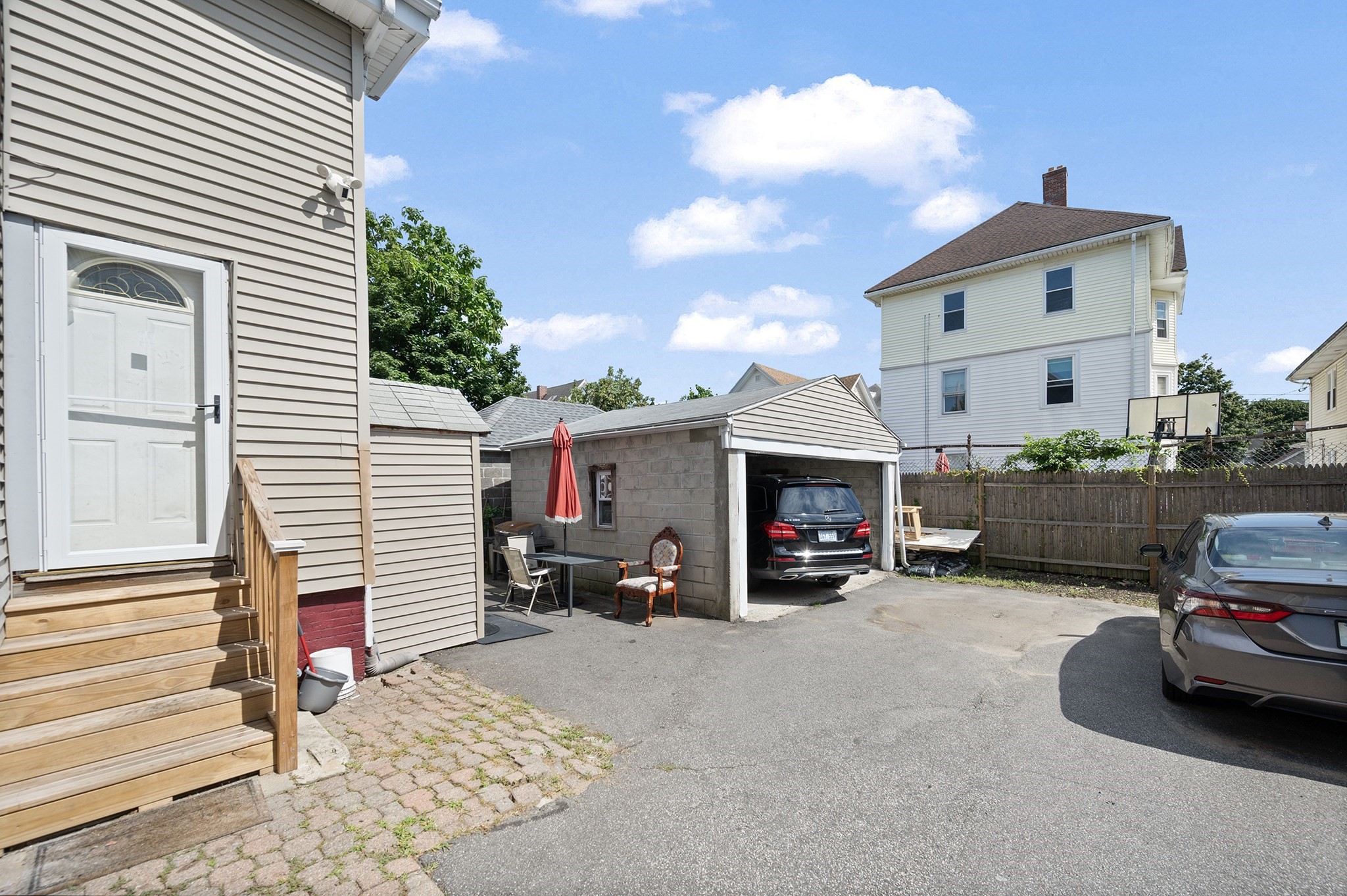292 California Ave Property Photo 3