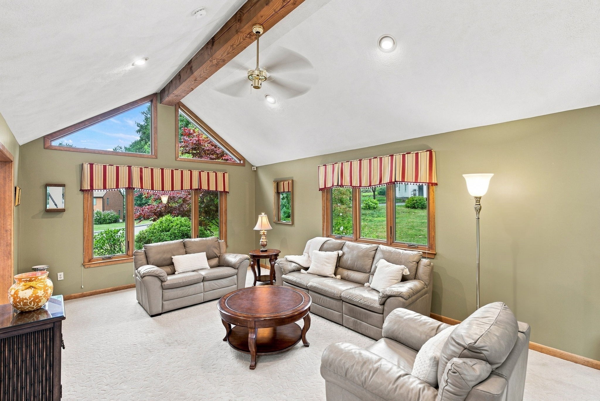 1 Utica Dr Property Photo 5