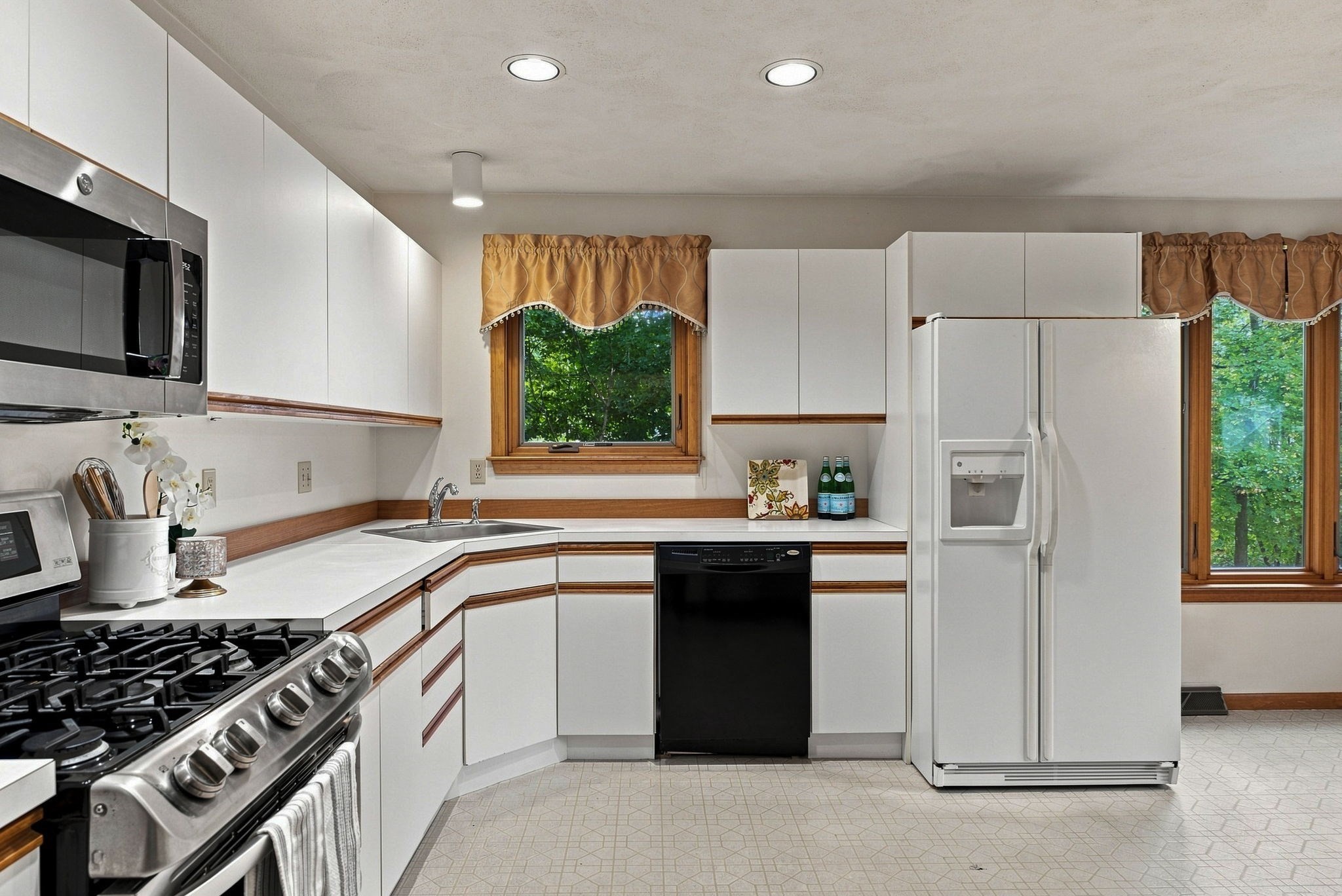 1 Utica Dr Property Photo 14