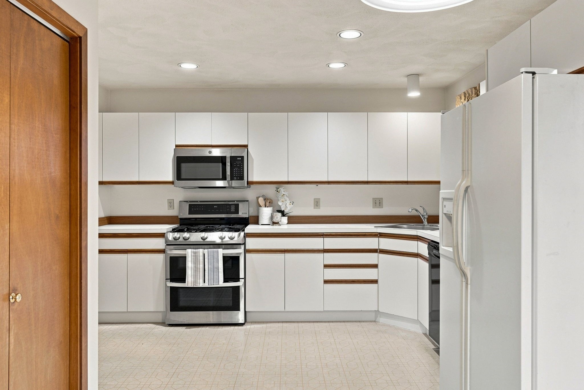 1 Utica Dr Property Photo 15