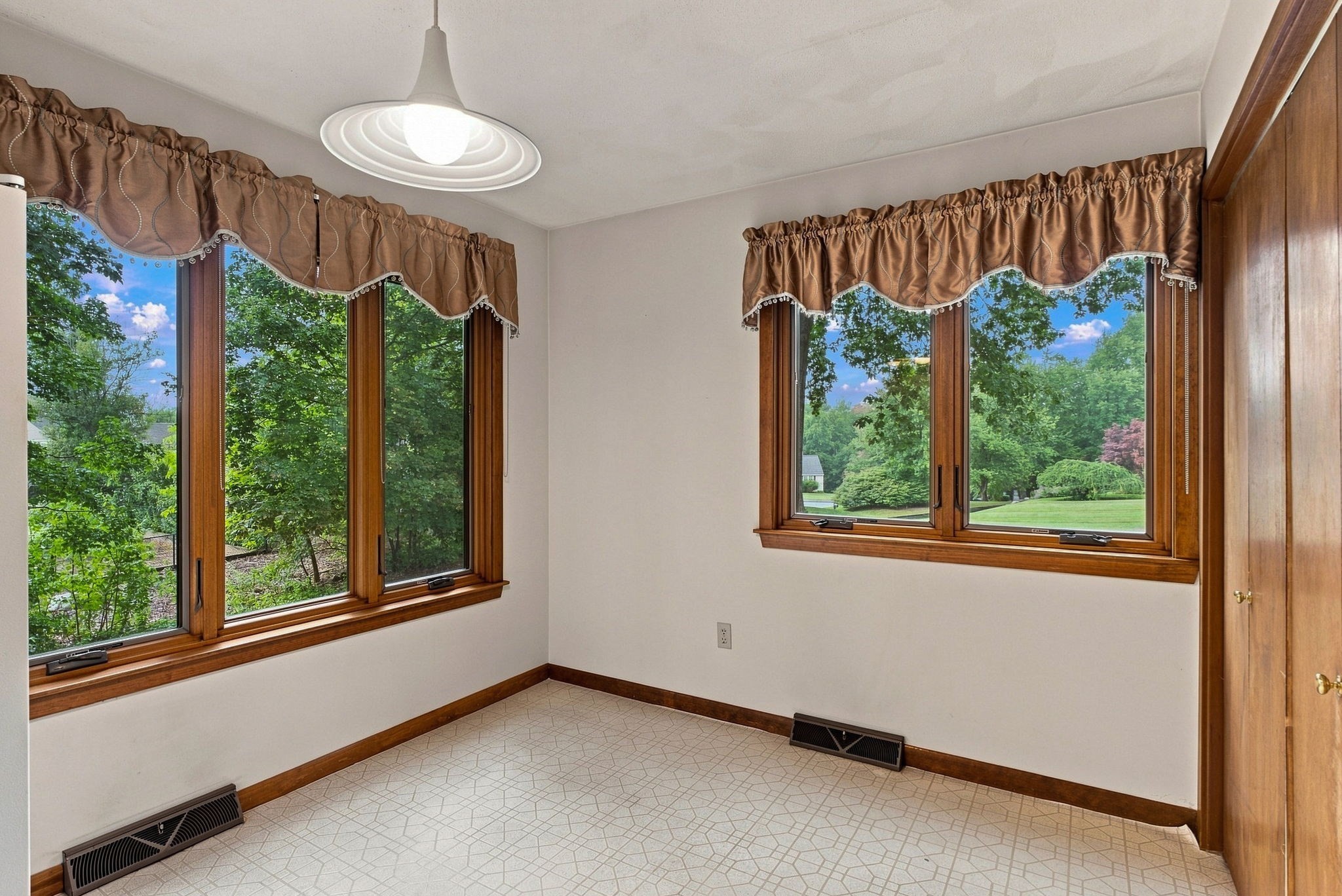 1 Utica Dr Property Photo 16