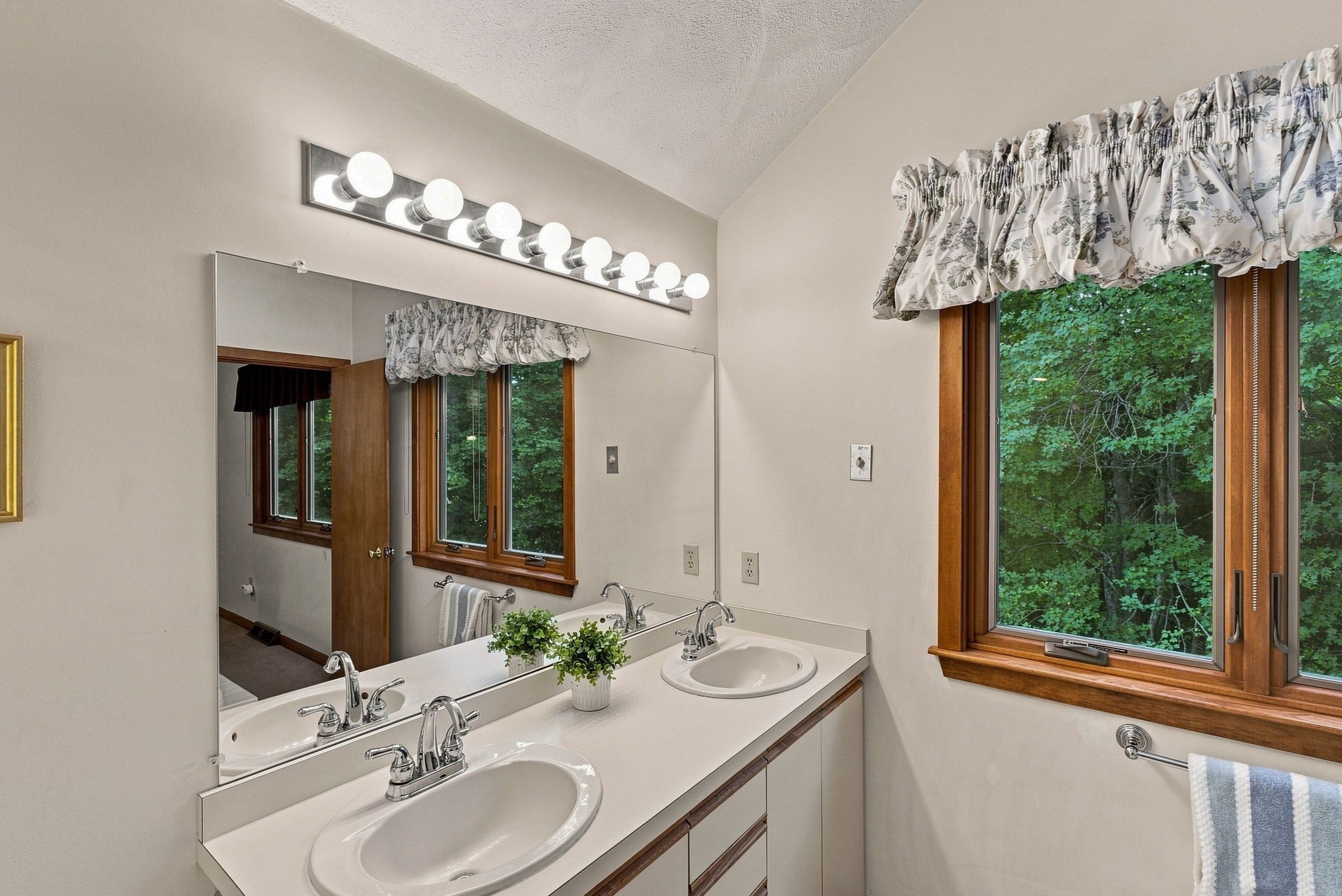 1 Utica Dr Property Photo 28