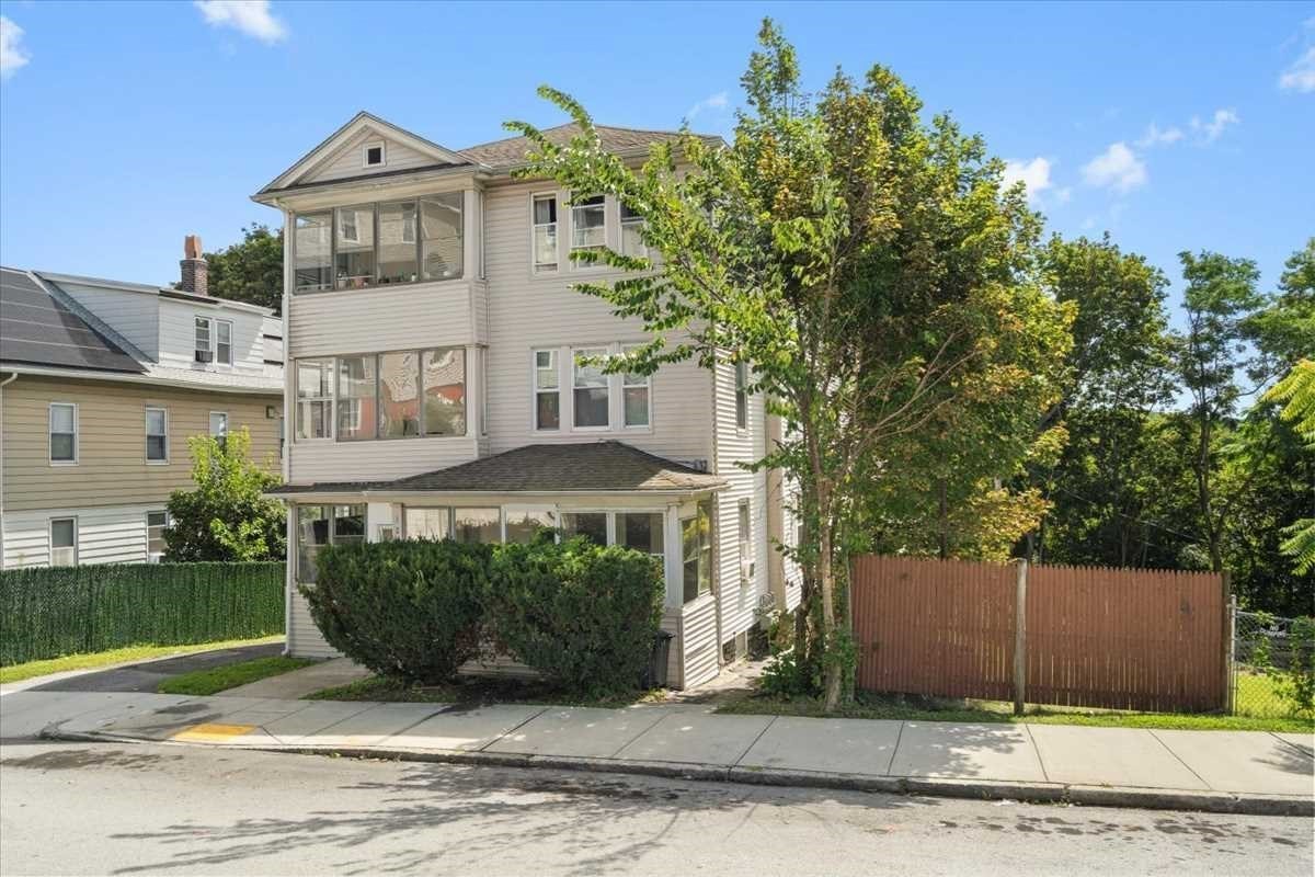 121 Illinois St Property Photo 2