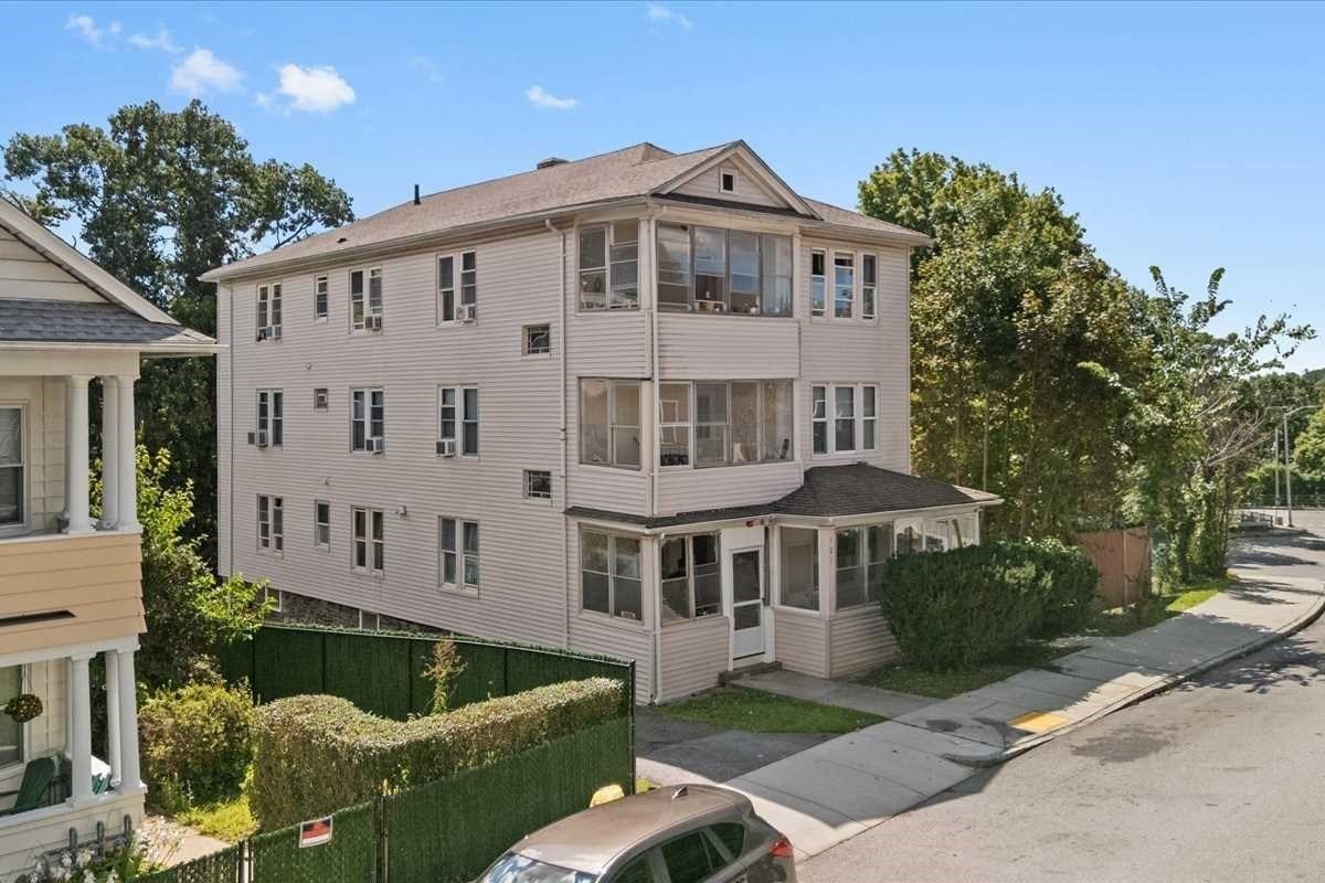 121 Illinois St Property Photo 3
