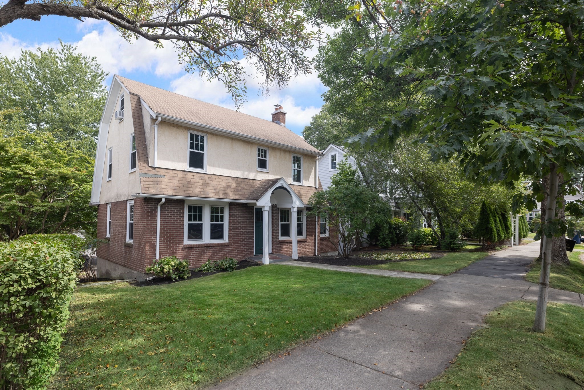 1925 Commonwealth Ave Property Photo 1