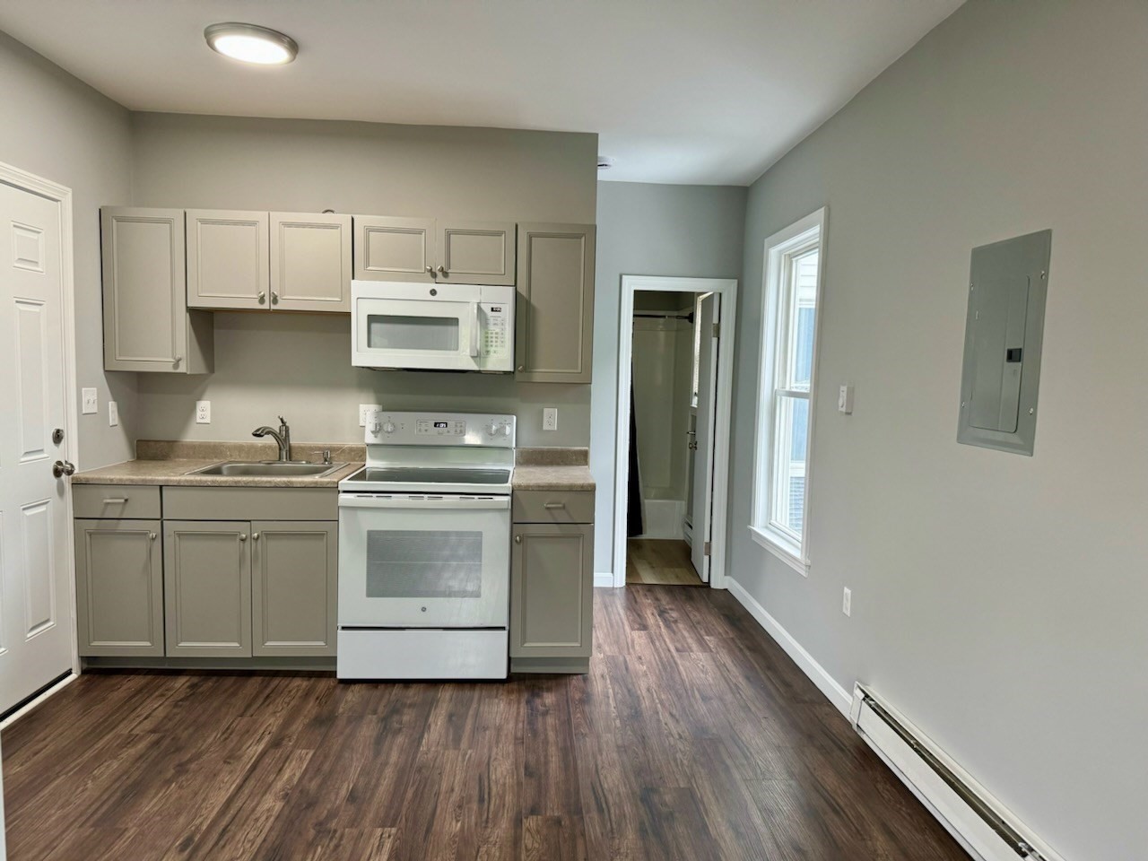 38 Emmons St # 1r Property Photo 4