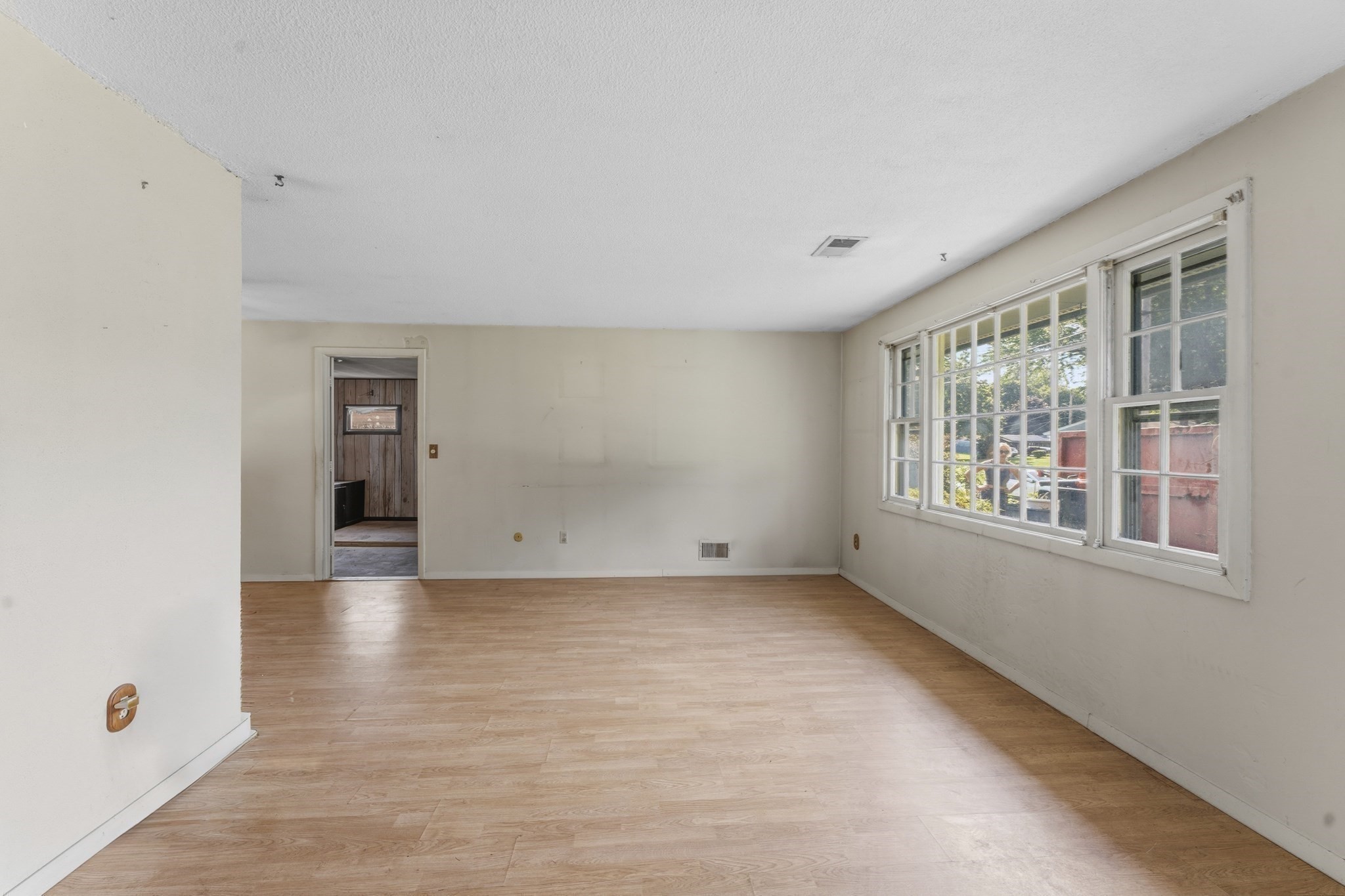 9 Lynnwood Ave Property Photo 4