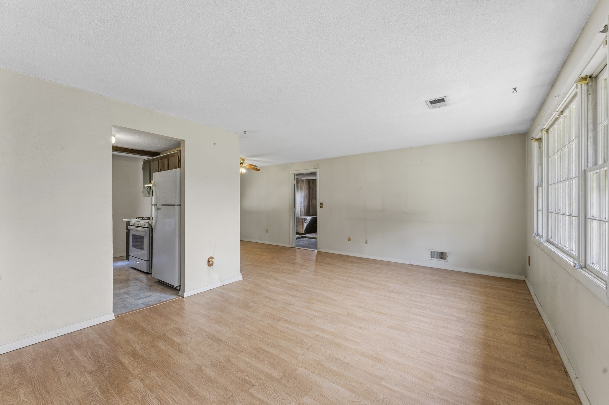 9 Lynnwood Ave Property Photo 6
