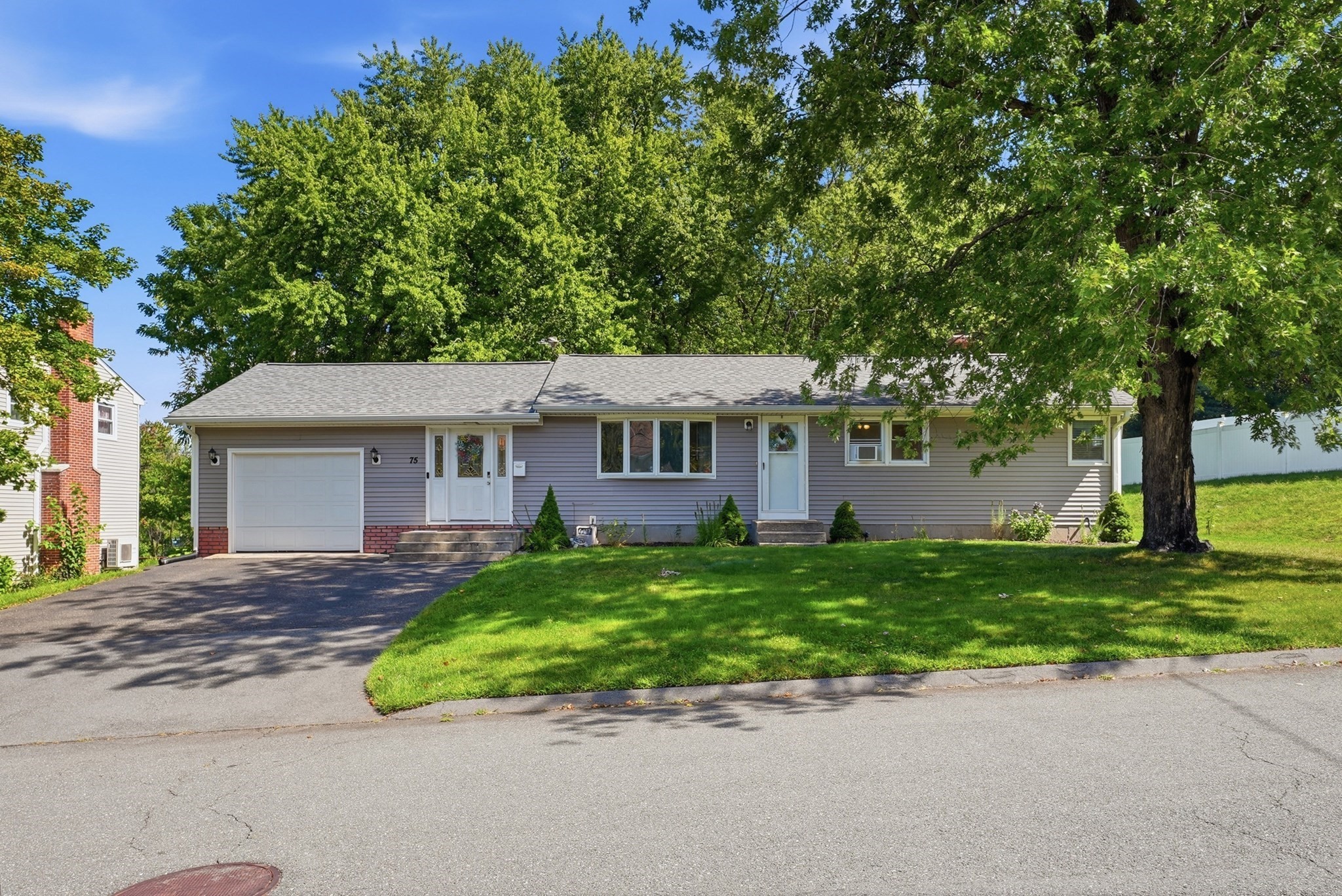 75 Longwood Dr Property Photo 3