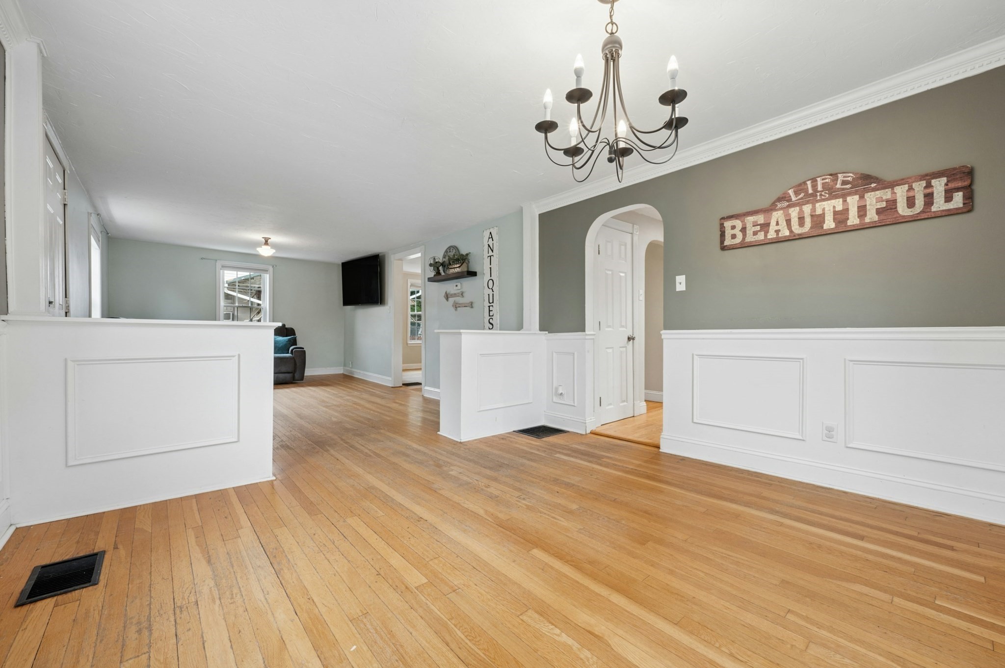 26 Millbury Ave Property Photo 7
