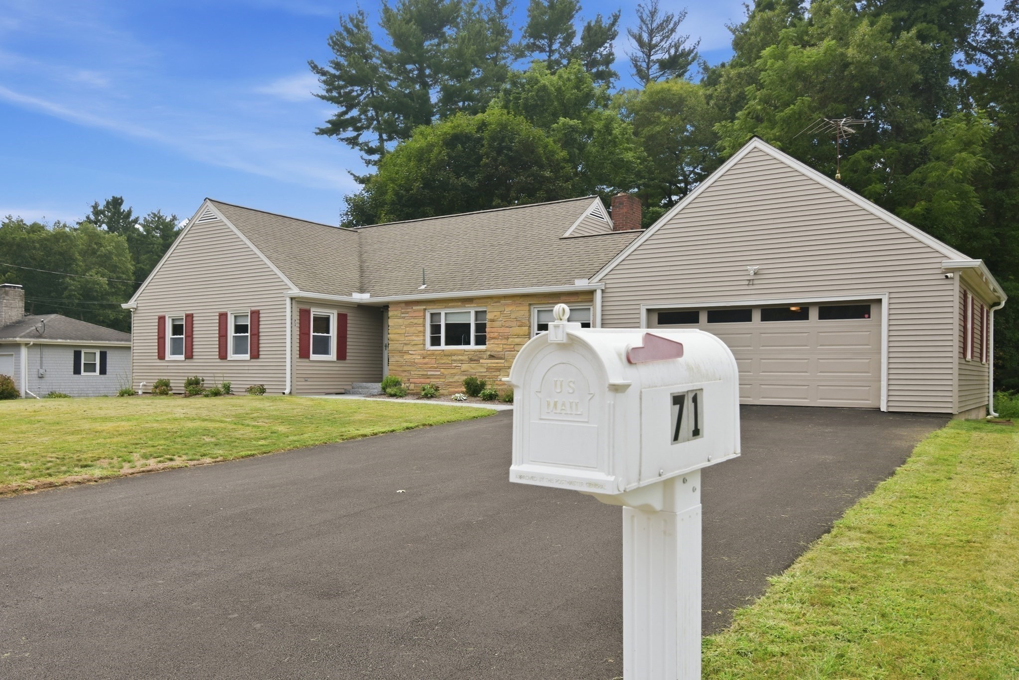 71 Norlen Park Property Photo 2