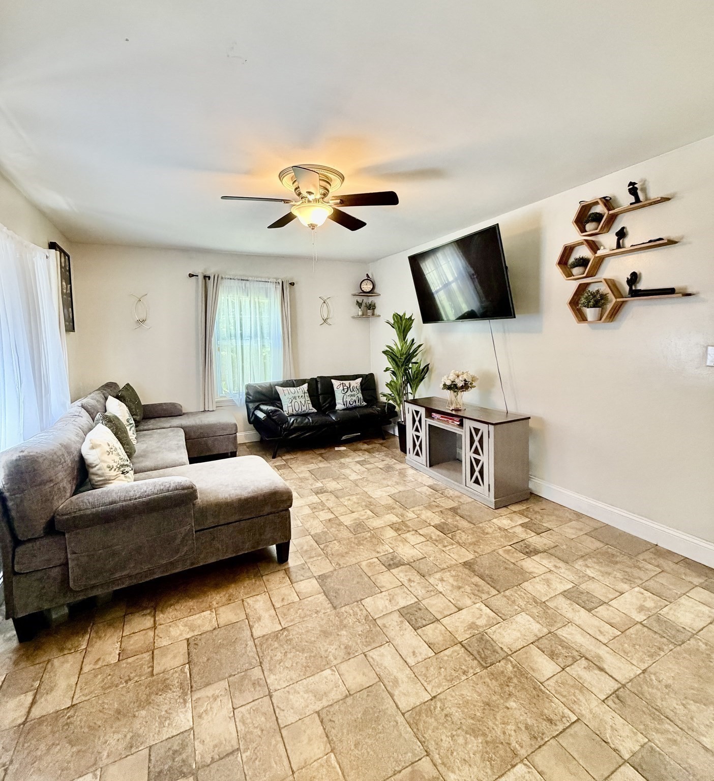 48 Leominster St Property Photo 6