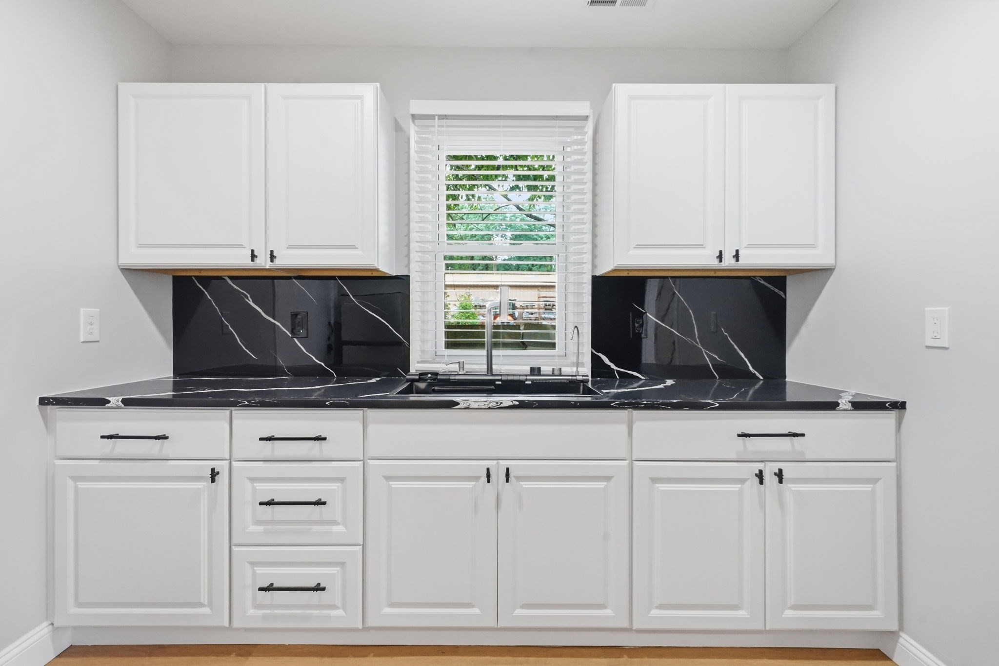 25 Shopping Ct Property Photo 8
