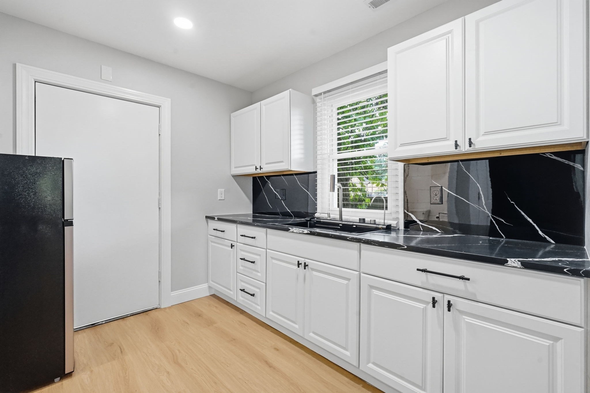25 Shopping Ct Property Photo 10