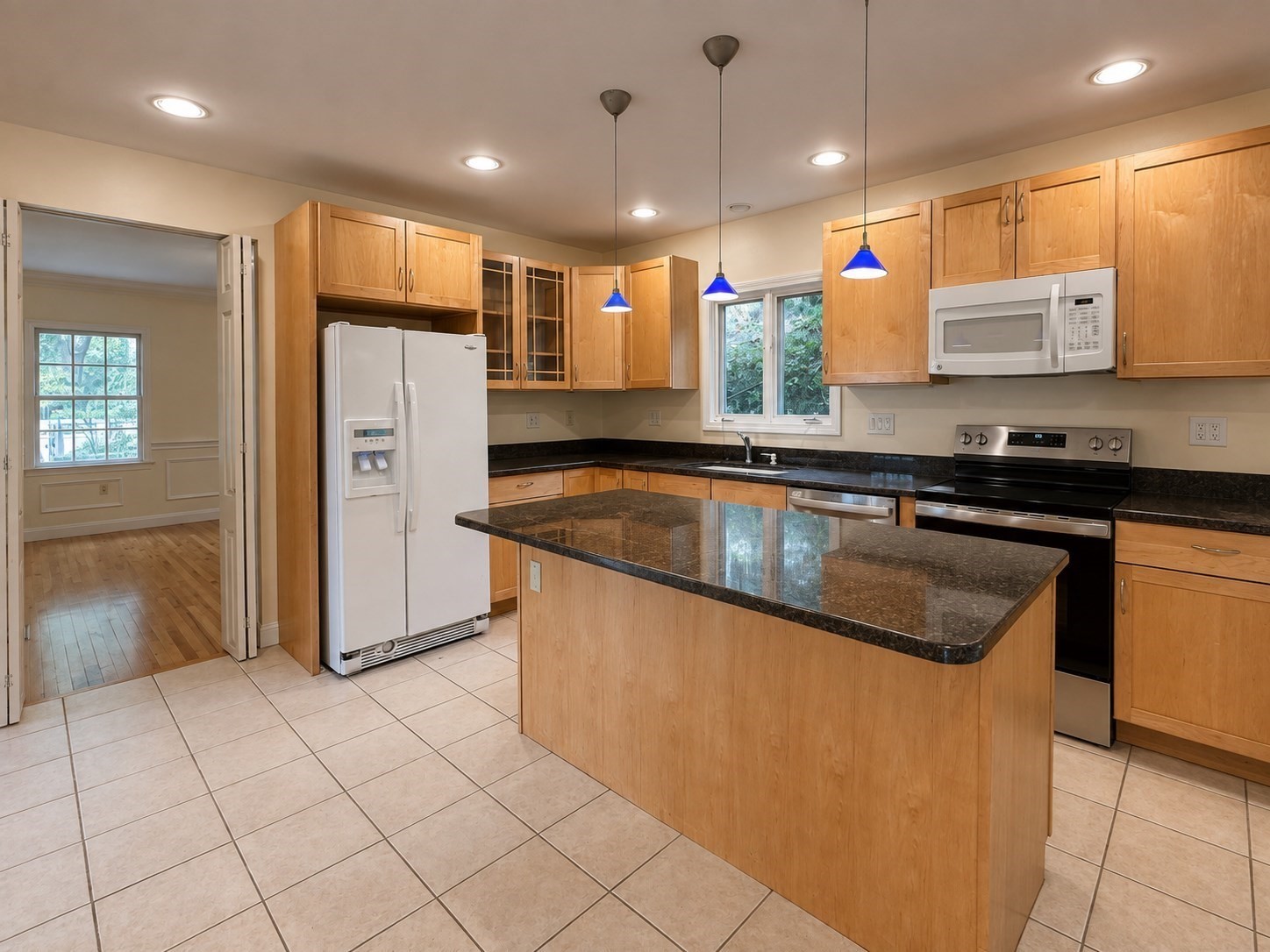 27 Sulivan Ave Property Photo 5