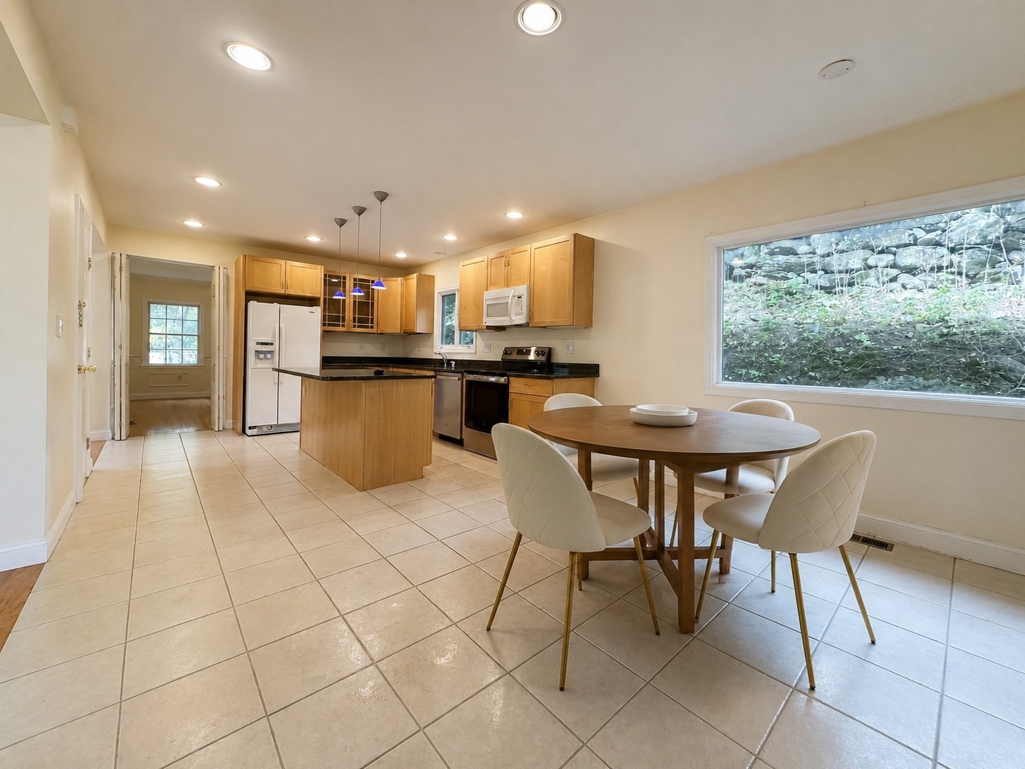 27 Sulivan Ave Property Photo 6