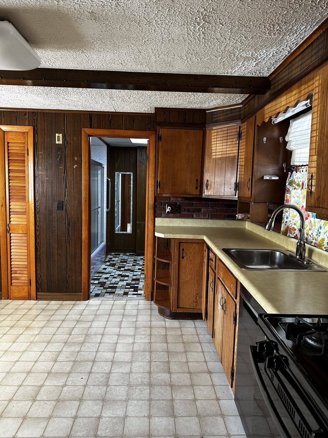 168 Howard St Property Photo 3