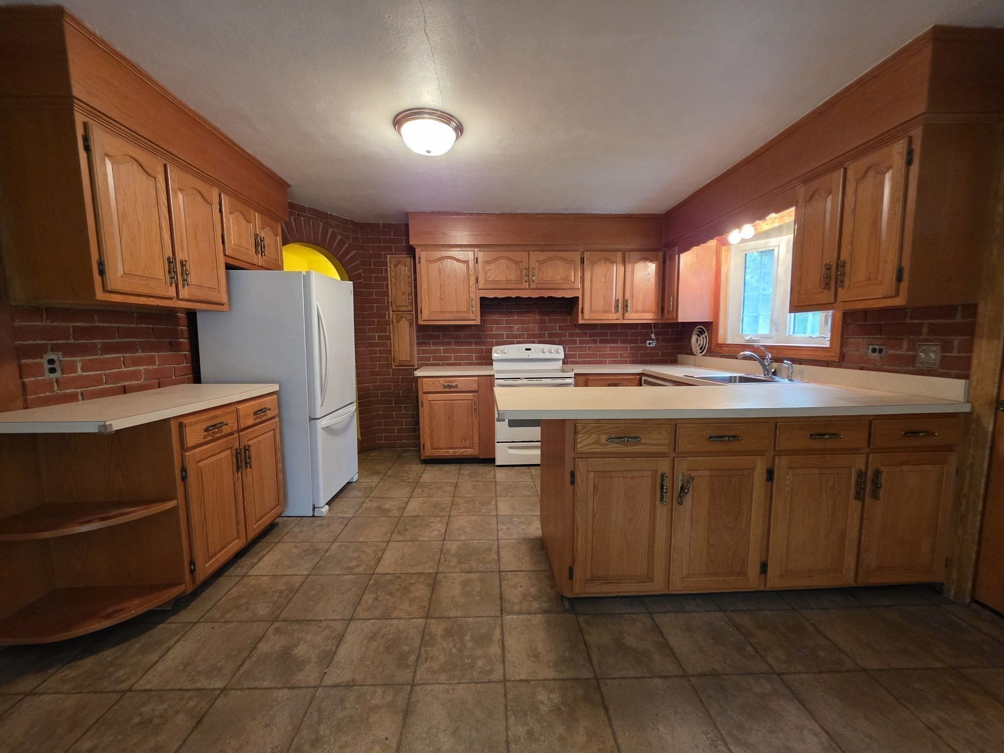 947 Main St Property Photo 4